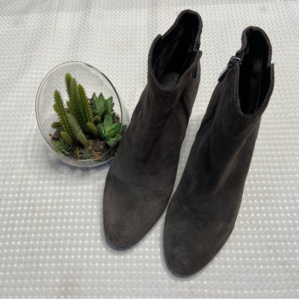VINCE CAMUTO - Zandra Suede Wedge Booties 9.5m